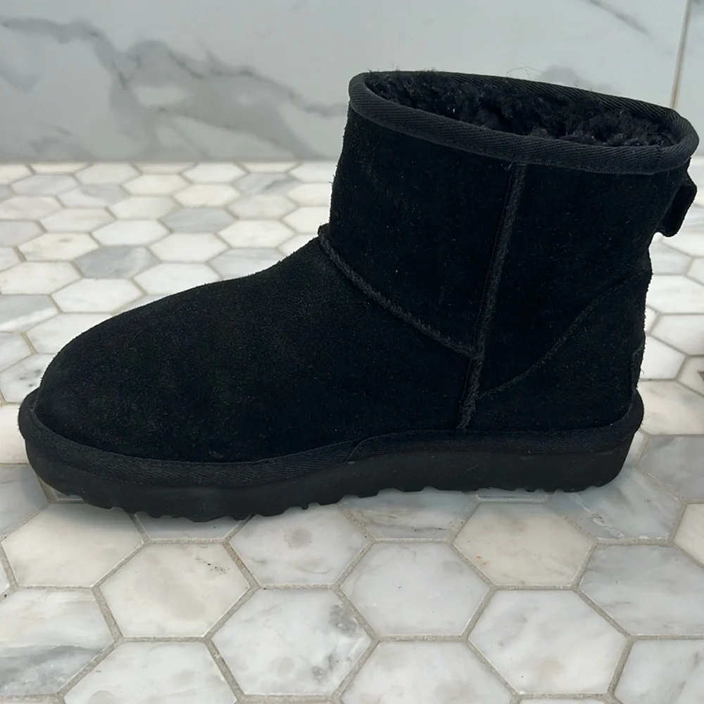 UGG Classic Mini UGG LOGO Black Suede Leather Boots Women’s Shoe Size 6